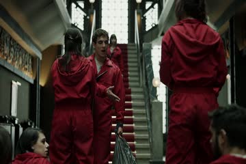 Money Heist El que la sigue la consigue S1 Episode 13 thumb